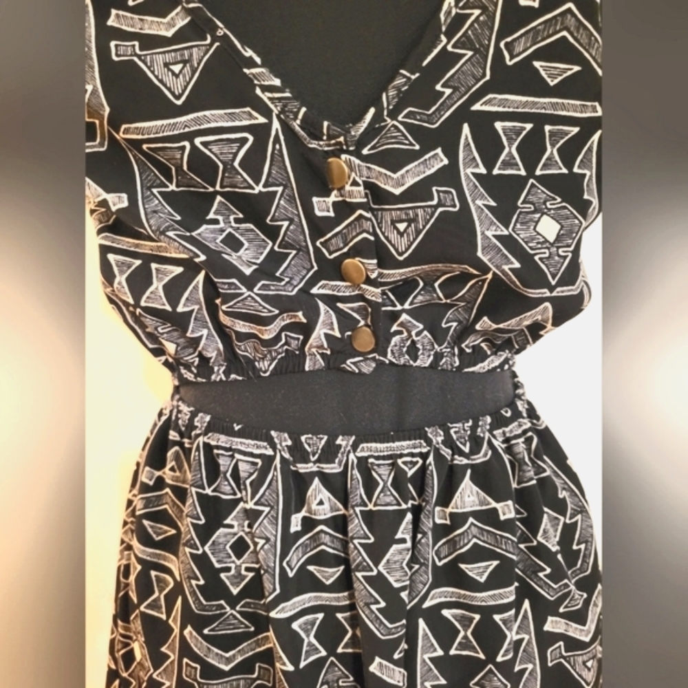 "One Clothing" Black and Cream Mini‎ Dress W/Geometric Print (Size Medium) - Picture 9 of 13